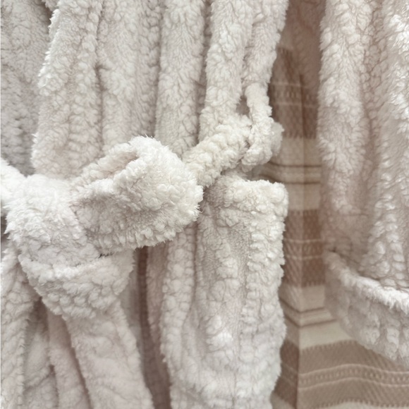 Cozy White Textured Robe - Picture 3 of 3